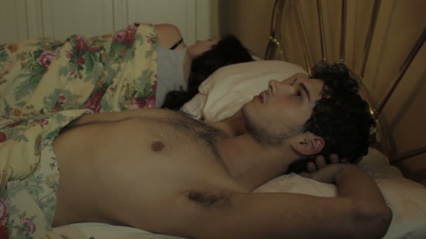 Un hombre insomne por sus problemas es consolado por su esposa — Vídeo de stock