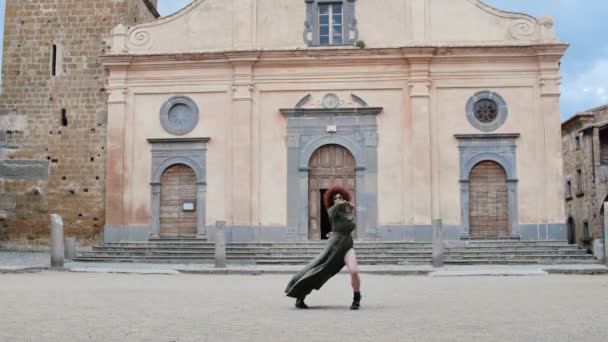 Красивая женщина танцует — стоковое видео