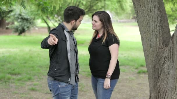 Ревнивый мужчина ссорится со своей девушкой — стоковое видео