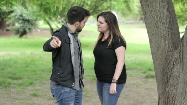 homme jaloux querelle avec sa petite amie 