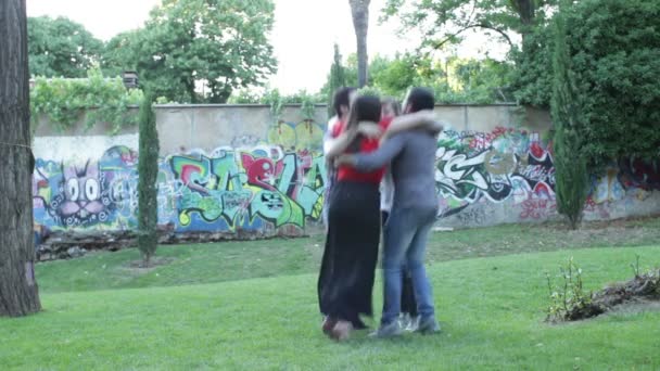 Grupo de amigos se divertindo no parque exultante - salto - abraço - corrida — Vídeo de Stock