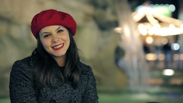 Mujer sonriente con sombrero rojo — Vídeo de stock