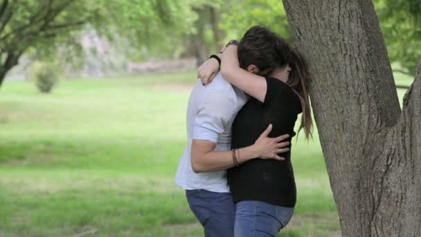 Homem e mulher apaixonados beijando em um parque público: casal apaixonado — Vídeo de Stock