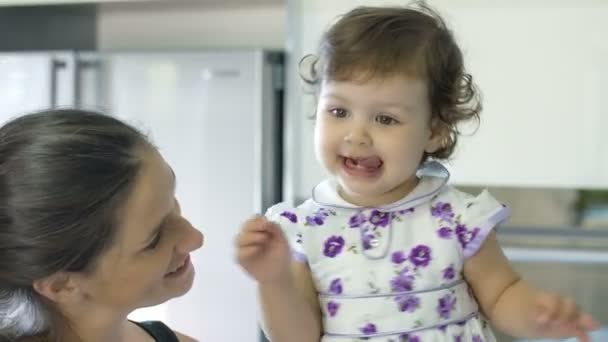 Mãe e filha estão brincando — Vídeo de Stock