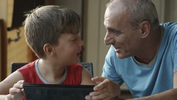 Abuelo y nieto usando tableta informática: familia, hijos, ancianos — Vídeo de stock