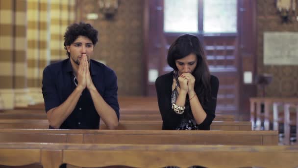 Triste pareja oración dios en la iglesia — Vídeo de stock