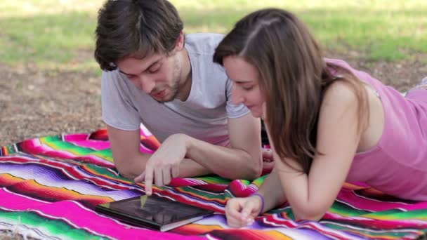 Jeune couple avec tablette — Video