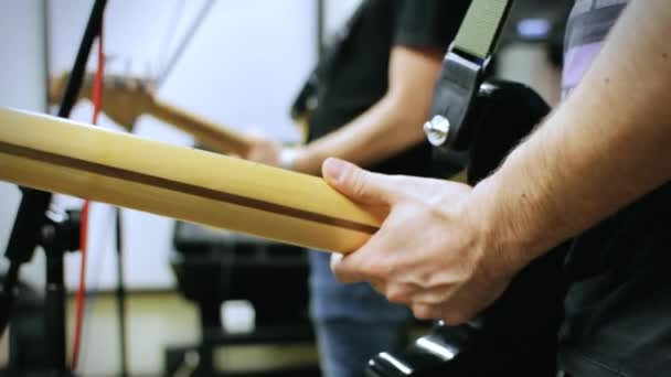 Mannen spelen elektrische gitaren — Stockvideo