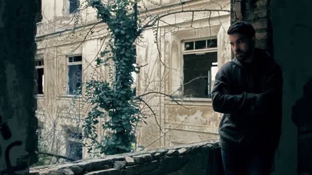 Deprimerad och ledsen soldat i en övergiven byggnad — Stockvideo
