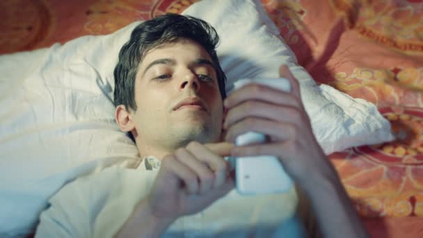 Jonge man texting een bericht — Stockvideo