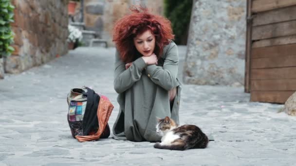 Грустная женщина ласкает кошку — стоковое видео