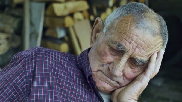 Παλιά ο άνθρωπος στον ύπνο σε μια καρέκλα — Αρχείο Βίντεο