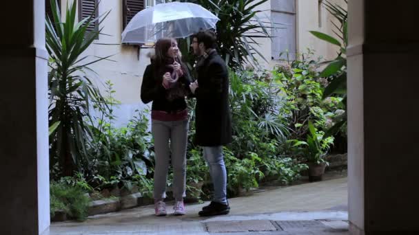 Молодой человек делает сюрприз женщине, которая ждала его — стоковое видео
