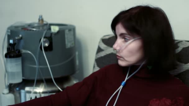 Szomorú nő a tüdőrák — Stock videók