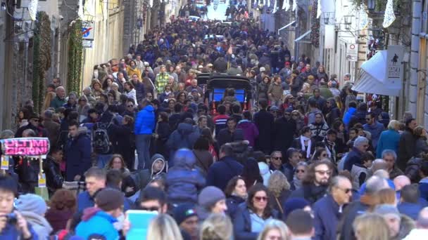 Människor som vandrar i Via Condotti — Stockvideo