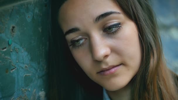 Smutný dospívající dívka — Stock video