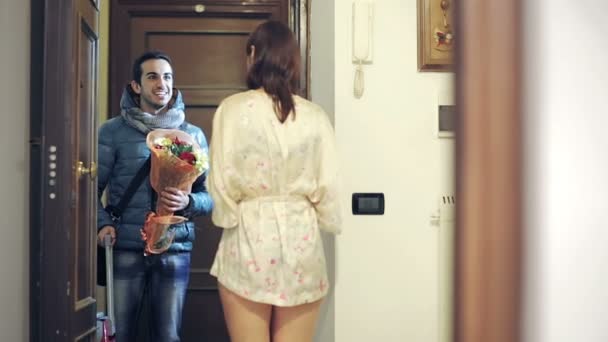 Muž vrací domů, aby překvapit, ale jeho přítelkyně je s mužem