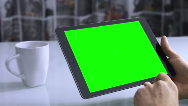 Muž používající tablet — Stock video