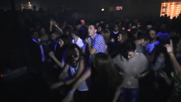 Menge feiert und tanzt — Stockvideo