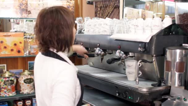 Fazendo café, garçonete em um bar — Vídeo de Stock