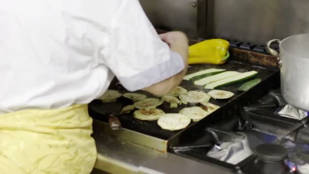 Шеф кухар готує кабачки на грилі — стокове відео