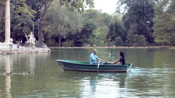 Liefhebbers een rondleiding met een roeiboot in villa Borghese in Rome — Stockvideo