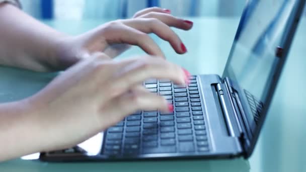 Mujer escribiendo en el teclado — Vídeo de stock