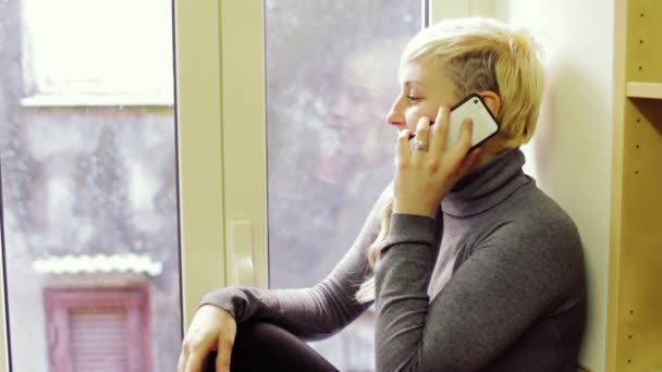 Una Mujer Reflexiva Responde Una Llamada Telefónica — Vídeos de Stock