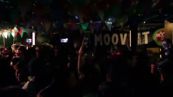 Folkmassan festa och dansa — Stockvideo