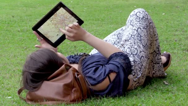 Jovem mulher usando computador tablet — Vídeo de Stock