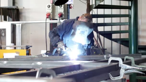 Soudage Ouvrier Dans Une Usine — Video