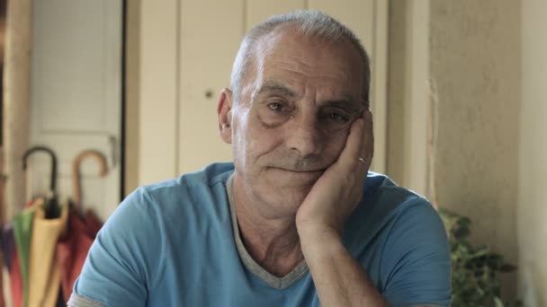 Triest en depressief oude man zit alleen thuis: eenzaamheid, verdriet, 4k — Stockvideo