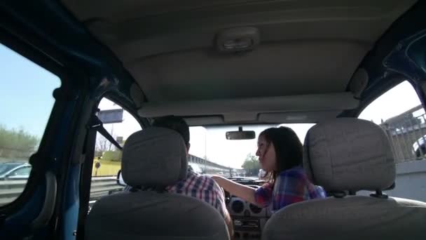 Casal disputando em um carro — Vídeo de Stock
