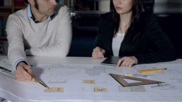 Ženské a mužské architekti při práci na plány — Stock video