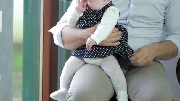 Счастливый отец с маленькой дочерью — стоковое видео
