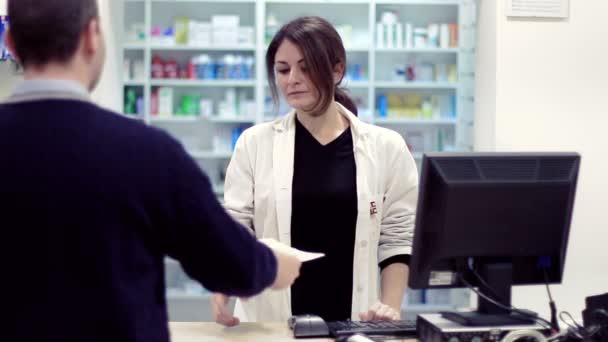 Farmacêutico a tomar medicamentos para o cliente — Vídeo de Stock