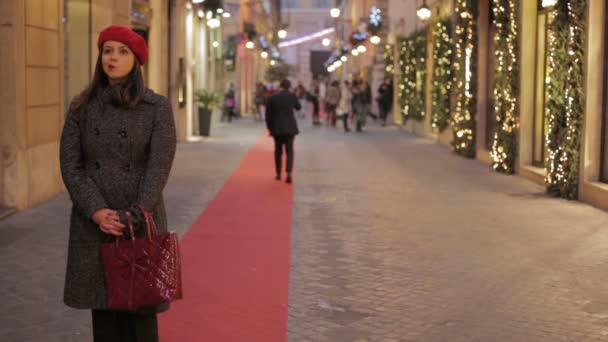 Mujer está esperando a alguien — Vídeos de Stock