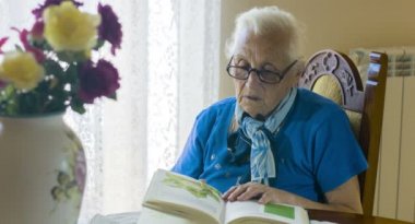 yaşlı kadın, yaşlı bir eski kitap okuyor