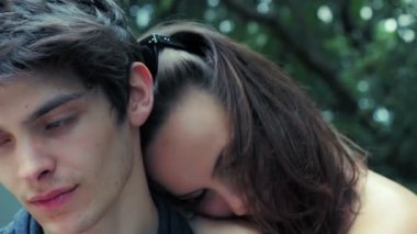 aşık çift gülümsüyor ve okşamalarla ve öpücük değiş tokuş