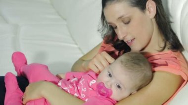 Anne küçük kızla oynuyor.