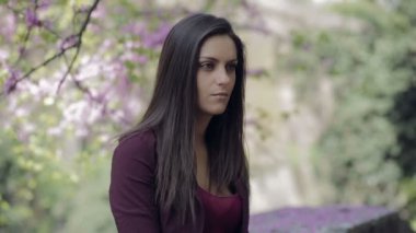 bir parkta çok üzgün kız: depresyon, üzüntü, sorunlu, seyir