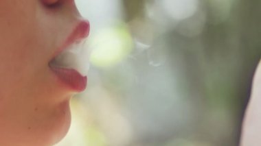 genç kadın ortak bir sigara