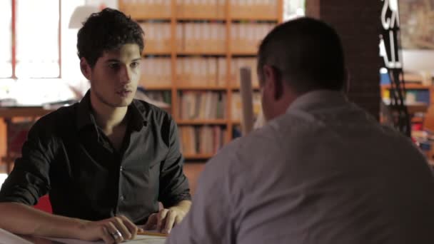 Ragazzo è preso durante un colloquio di lavoro nello studio di architettura - assunzione — Video Stock