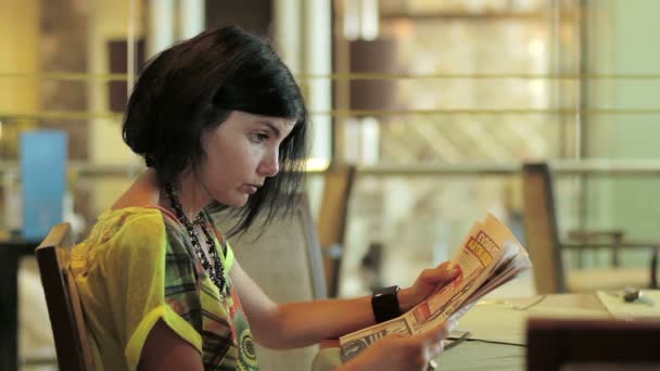 Woman is reading newspaper — Stock Video