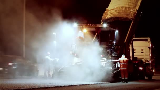 고속도로-고속도로에서 작업-아스팔트 층 기계의 포장 아스팔트 — 비디오