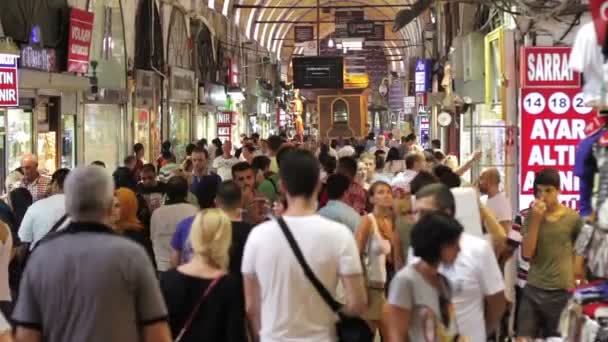 Turister som besöker Grand Bazaar i Istanbul, Turkiet — Stockvideo