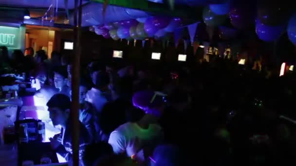 Crowd partying and dancing — Stock Video