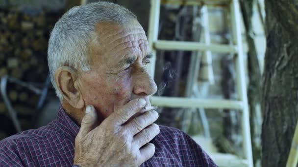 Starý muž kouření cigaret — Stock video