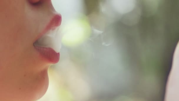 Молодая женщина курит сустав — стоковое видео