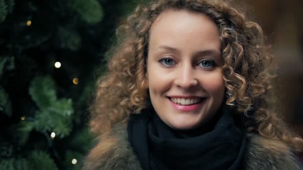 Retrato Uma Jovem Mulher Sorrindo Para Câmera Árvore Natal Fundo — Vídeo de Stock